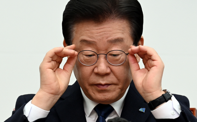 27일 오전 국회 본회의 체포동의안 표결을 5시간 앞둔 이재명 더불어민주당 대표가 국회에서 열린 민주당 최고위원회의에 참석해 발언을 준비하면서 안경을 고쳐 쓰고 있다. 박윤슬 기자