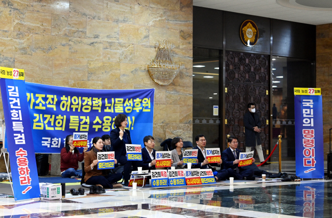 이재명 더불어민주당 대표의 체포동의안에 대한 본회의 표결을 앞둔 27일 오전 국회 로텐더홀 앞에서 민주당 강성파 의원들이 ‘김건희 특검’ 등을 요구하며 피켓시위를 벌이고 있다. 박윤슬 기자