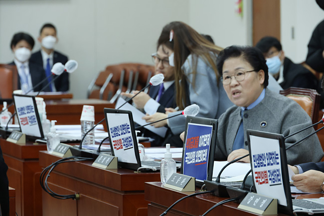 27일 국회에서 열린 교육위원회 제2차 전체회의에서 더불어민주당 의원들의 노트북에 국민의힘을 비판하는 표지가 붙어있다. 연합뉴스