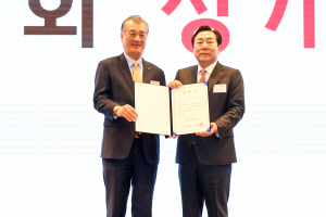 김기문(오른쪽) 중소기업중앙회 회장이 28일 서울 영등포구 여의동 중기중앙회에서 열린 제61회 정기총회에서 제27대 회장으로 선출된 뒤 기념사진을 찍고 있다. 중기중앙회 제공