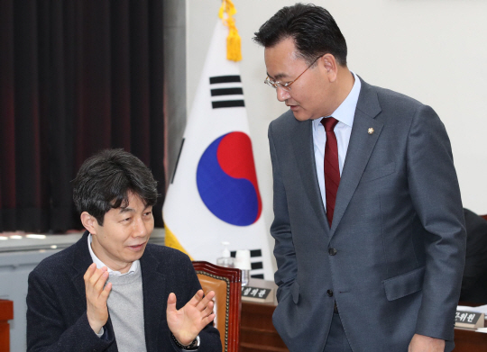 국회 정보위원회 여야 간사인 유상범(오른쪽) 국민의힘 의원과 윤건영 더불어민주당 의원이 27일 서울 영등포구 국회에서 열린 정보위원회 전체회의에서 대화하고 있다. 국회사진기자단