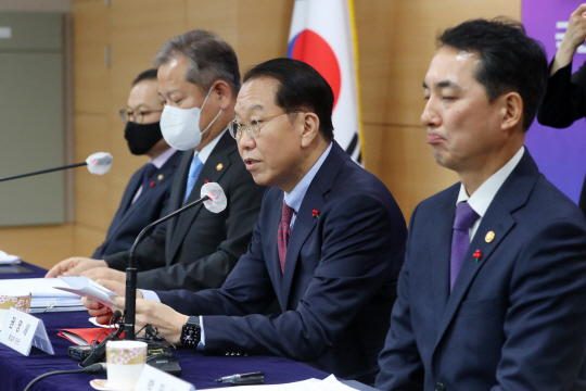 권영세 통일부 장관이 1월 27일 오후 서울 종로구 정부서울청사에서 2023년 업무보고 합동 브리핑을 하고 있다. 왼쪽부터 김승호 인사혁신처장, 이상민 행정안전부 장관, 권 장관, 박민식 국가보훈처장. 뉴시스
