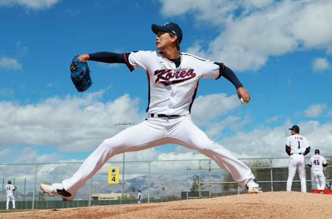 WBC대표팀의 좌완 에이스 김광현이 지난달 26일(한국시간) 미국 애리조나주 투손의 키노스포츠콤플렉스 보조구장에서 불펜 피칭을 하고 있다. 연합뉴스