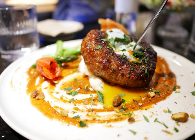 고기를 갈거나 다져서 만드는 햄버그스테이크. 대부분의 식당 메뉴판에 ‘함박스테이크’로 올라 있는 메뉴다.