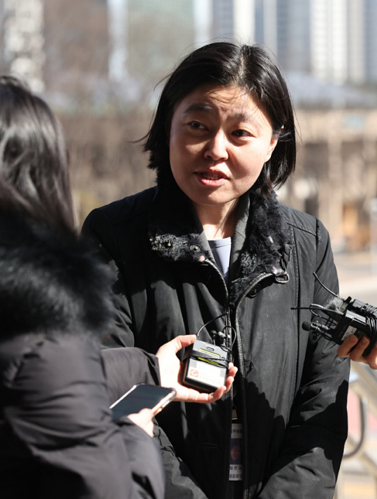 임은정 대구지검 중요경제범죄조사단 부장검사가 2일 정부과천청사 법무부에서 열리는 검사적격심사위원회에 참석하며 취재진의 질문에 답하고 있다. 연합뉴스