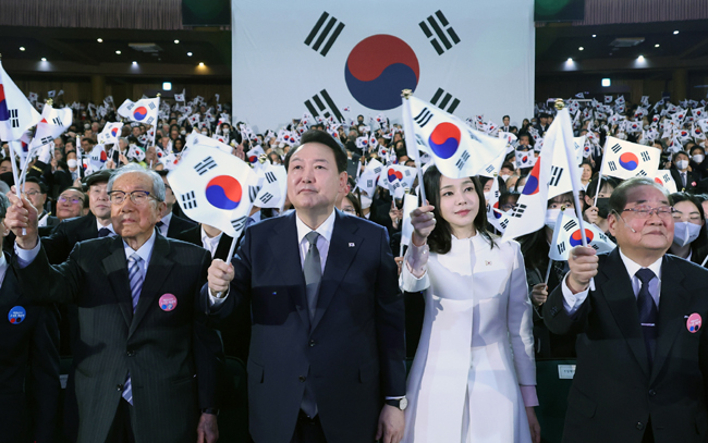 윤석열 대통령 내외가 지난 1일 서울 중구 유관순 기념관에서 열린 제104주년 3.1절 기념식에서 만세삼창을 한 뒤 태극기를 흔들고 있다. 연합뉴스