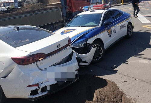 지난달 28일 제주 서귀포토평동 도로 인근에서 교통사고가 발생한 모습. 서귀포경찰서 제공