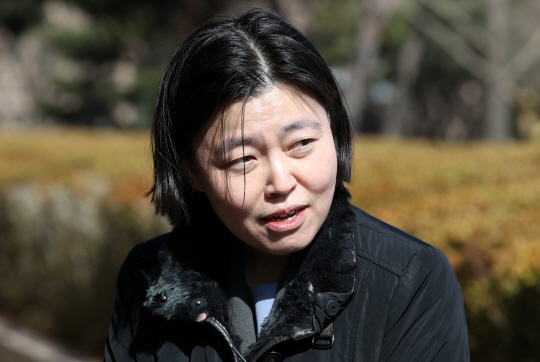 임은정 대구지검 중요경제범죄조사단 부장검사가 2일 오후 경기도 과천시 정부과천청사 법무부에서 열린 검사적격심사위원회에 출석하며 취재진 질문에 답하고 있다. 뉴시스