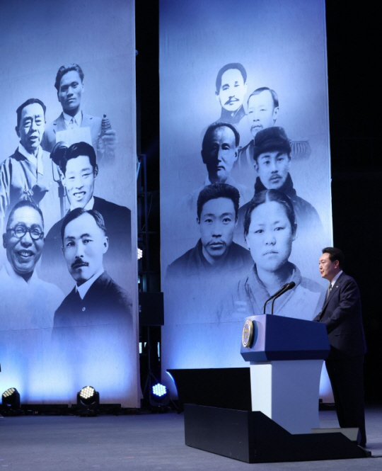 윤석열 대통령이 1일 서울 중구 유관순 기념관에서 열린 제104주년 3·1절 기념식에서 기념사를 하고 있다. 독립운동가들 사진이 담긴 현수막에 이승만 전 대통령이 빠져 있다. 뉴시스