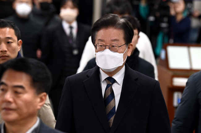 이재명 더불어민주당 대표가 3일 오전 서울 서초구 서울중앙지법에서 열린 공직선거법 위반 혐의 사건 첫 재판에 출석하고 있다. 이 대표는 이전 검찰 출두 당시와 달리 홀로 나왔고, 취재진의 질문에도 답변하지 않은 채 곧장 법정으로 향했다.   박윤슬 기자