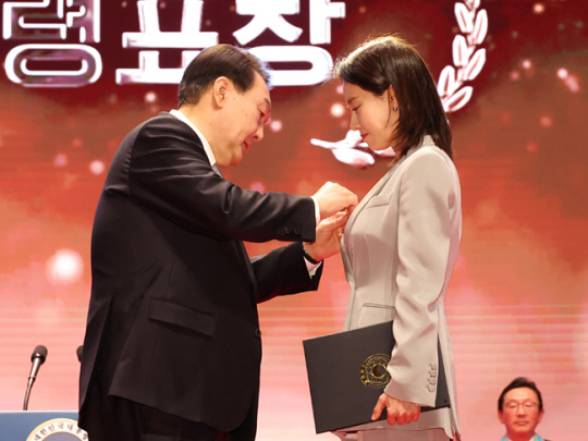 윤석열 대통령이 3일 서울 강남구 코엑스에서 열린 제57회 납세자의 날 기념식에서 모범납세자로 선정된 배우 송지효에게 대통령표창을 수여하고 있다. 뉴시스