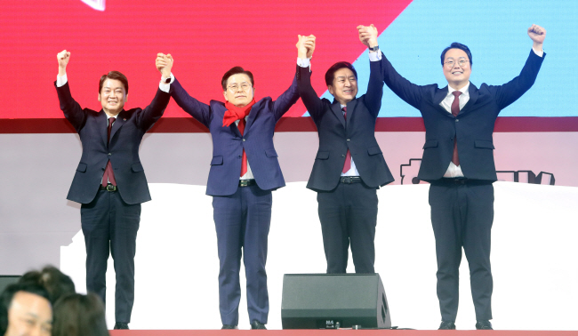 안철수(왼쪽부터)·황교안·김기현·천하람 국민의힘 당대표 후보들이 2일 경기 고양시 고양체육관에서 열린 3·8 전당대회 서울·인천·경기 합동연설회에 참석해 손을 잡고 인사하고 있다. 뉴시스