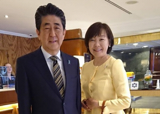 아베 신조 전 일본총리와 부인인 아키에 여사.인스타그램 캡쳐