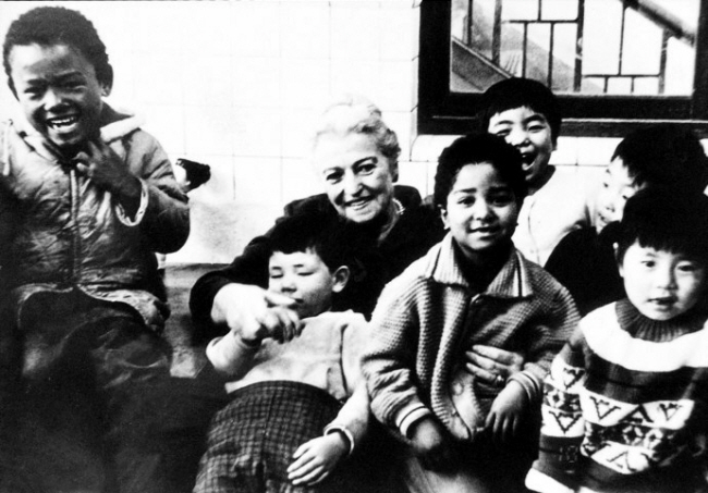 펄 벅 여사가 혼혈아동과 전쟁고아를 돌보기 위해 1967년 경기 부천시에 설립한 ‘소사희망원’에서 아이들과 함께 웃고 있다. 부천펄벅기념관 제공
