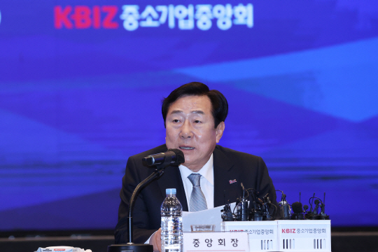 김기문 중소기업중앙회 회장이 6일 오전 서울 여의도 중소기업중앙회에서 열린 출입기자 간담회에서 발언하고 있다. 연합뉴스