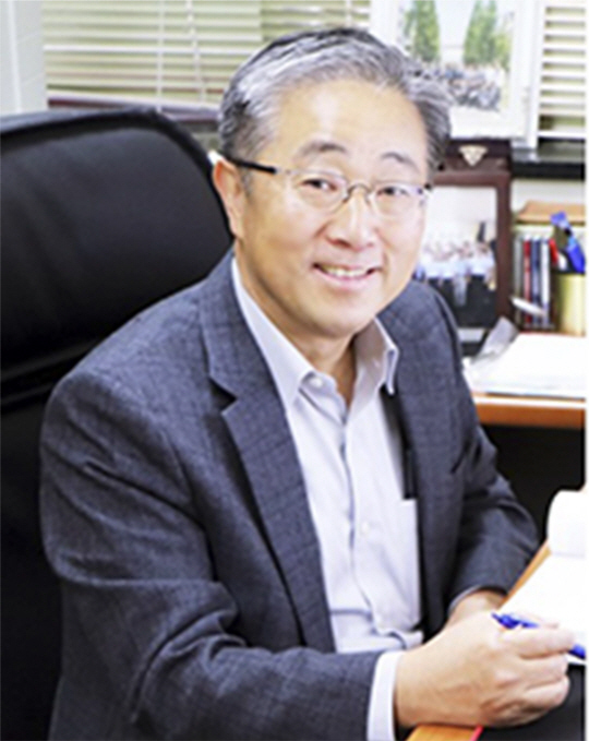흡연이 안구질환에 영향을 준다는 사실을 ‘인공 눈’ 실험을 통해 밝혀낸 연구를 주도한 조동우 포스텍 기계공학과 교수. 포스텍 제공