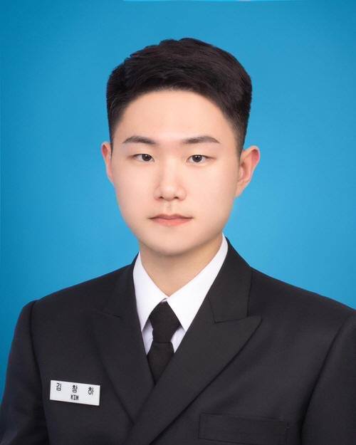 6일 열린 국군간호사관학교 졸업 및 임관식에서 김창하(22) 해군 소위가 대통령상을 수상했다. 김 소위는 2012년 국간사 남생도 첫 입학 이래 대통령상을 받은 최초의 남자생도다. 국방부 제공