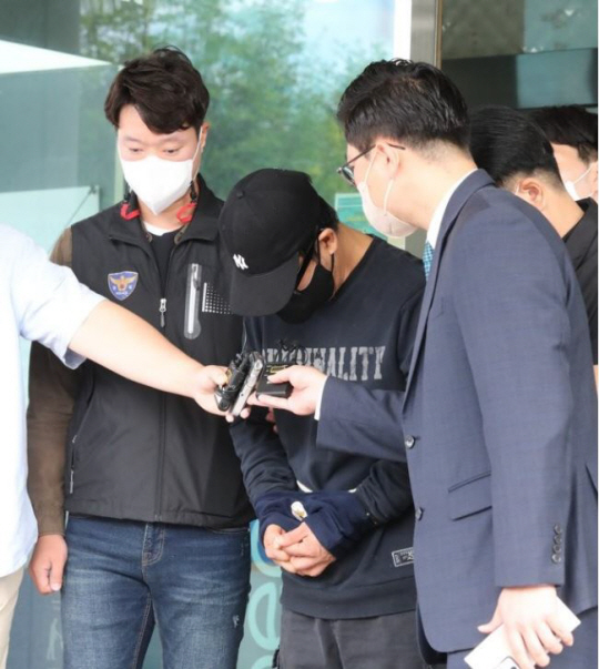 대전 권총 강도살인 피의자 이정학이 지난해 9월 2일 대전 둔산경찰서에서 대전지검으로 이송되고 있다. 연합뉴스
