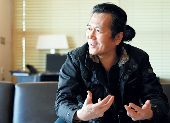 자신의 성찰이 ‘희망의 사고, 미래를 여는 사고’라는 철학자 한병철은 요즘 ‘희망’에 대한 책을 쓰고 있다고 했다. 그는 디지털 시대 희망과 행복은 손에 있다고, 행복은 오랜 시간 공들이는 수공예 같은 것이라고 했다. 문호남 기자