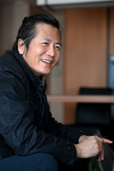 철학자 한병철은 거침없이 진행되는 디지털화, 정보 쓰나미의 파괴적인 힘은 이제 정치 분야마저 덮쳐 민주주의적 과정에 막대한 혼란과 장애를 일으킬 것이라고 말했다. 문호남 기자