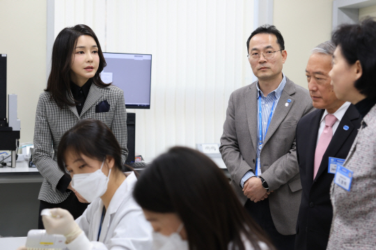 김건희 여사가 9일 서울 관악구 국제백신연구소를 방문해 실험실을 둘러보고 있다. 대통령실 제공
