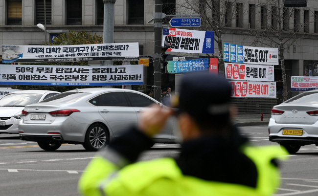 서울 영등포구 여의도 국회의사당 앞 거리 곳곳에 8일 여야가 서로를 비방하는 현수막이 무분별하게 내걸려 있다. 대국민 정책경쟁은 실종되고 정쟁과 갈등만 일삼아 불신을 자초하고 있다는 지적이 나온다. 윤성호 기자