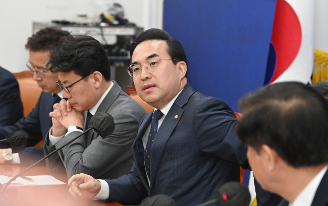 9일 오전 서울 여의도 국회에서 열린 더불어민주당 정책조정회의에 참석한 박홍근 원내대표가 발언을 준비하고 있다.  김동훈 기자