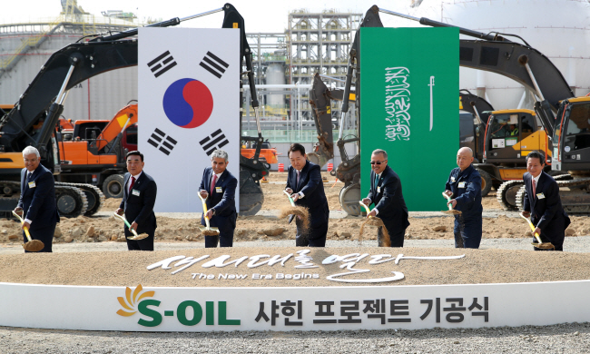 윤석열 대통령이 9일 오전 울산 에쓰오일 온산국가산업단지에서 열린 샤힌 프로젝트 기공식에 참석해 관계자들과 함께 시삽을 하고 있다. 연합뉴스