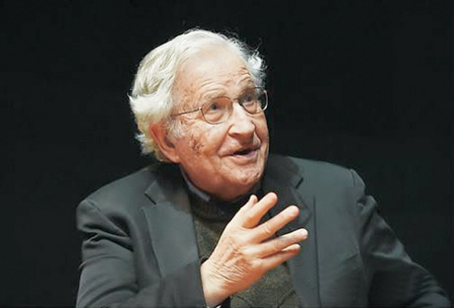 세계적인 석학이자 언어학자인 놈 촘스키(94) 미국 애리조나대 교수 겸 매사추세츠공대(MIT) 명예교수가 8일(현지시간) 이언 로버츠 케임브리지대 언어학 교수 등과 함께 뉴욕타임스(NYT)에 ‘챗GPT의 거짓 약속’이라는 제목의 기고문을 내면서 ‘챗GPT 열풍’에 대해 인공지능(AI)의 한계를 통렬히 지적했다.  연합뉴스