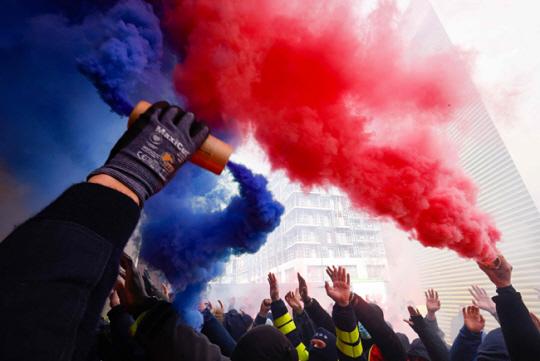 강경 좌파 성향의 노동총연맹(CGT) 소속의 운송 노조 조합원들이 파리 외곽의 발전소앞에서 프랑스 국기를 연상케 하는 붉은 색과 푸른 색의 연기를 뿜어내며 시위를 벌이고 있다. AFP 연합뉴스