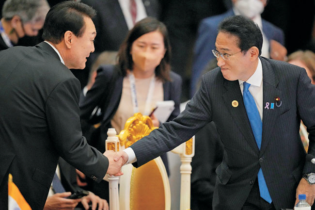 윤석열 대통령이 오는 16일 일본 도쿄를 1박 2일 일정으로 방문해 기시다 후미오 일본 총리와 갖는 한·일 정상회담에서 신협력관계의 구체적 내용이 주목되고 있다. 사진은 지난해 11월 13일 캄보디아 프놈펜에서 열린 동아시아정상회의(EAS)에서 한·일 정상이 만나 악수를 나누는 모습.  연합뉴스