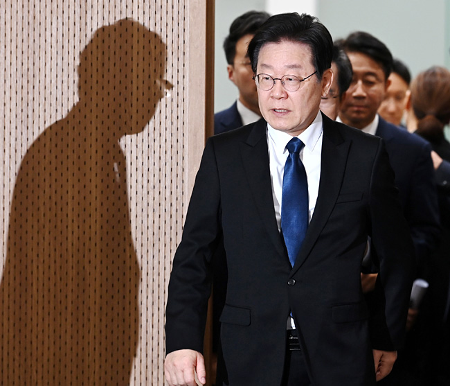 이재명 더불어민주당 대표가 10일 오전 경기 수원시 영통구 경기도의회에서 열린 ‘국민 속으로 경청투어’ 현장 최고위원회의 참석을 위해 회의장으로 향하고 있다.   윤성호 기자