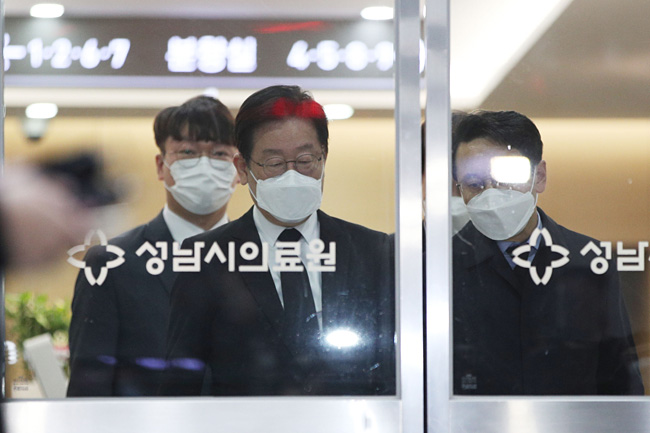 이재명 더불어민주당 대표가 10일 오후 경기도 성남시의료원에 마련된 경기도지사 시절 초대 비서실장 전모 씨 빈소에서 조문을 마친 후 나오고 있다. 연합뉴스