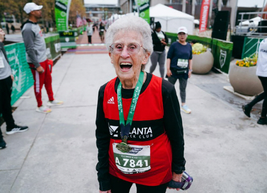 지난달 25일 미국 조지아주 애틀랜타에서 열린 ‘2023 퍼블릭스 애틀랜타 마라톤’ 5km 부문에서 우승, 해당 부문에서 세계기록을 세운 베티 린드버그가 메달을 목에 건 채 함박웃음을 지어 보이고 있다. 트위터 캡처