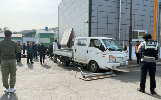 지난 8일 트럭사고가 난 전남 순창 한 농협 주차장 모습. 연합뉴스.