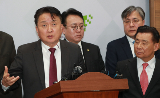 김영환 충북지사와 충북 지역 대학 관계자들이 지난 9일 충북도청 브리핑룸에서 도 사업계획을 설명하고 있다. 뉴시스