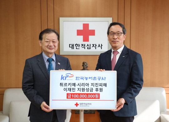 이병호(오른쪽) 한국농어촌공사 사장과 신희영(오른쪽) 대한적십자사 회장이 10일 대한적십자사 서울사무소에서 지진피해 성금 전달식을 가졌다. 한국농어촌공사 제공