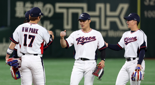 WBC대표팀의 김하성(가운데)이 12일 오후 일본 도쿄돔에서 열린 1라운드 B조 체코와의 3차전에서 승리한 뒤 동료들과 기쁨을 나누고 있다. 뉴시스