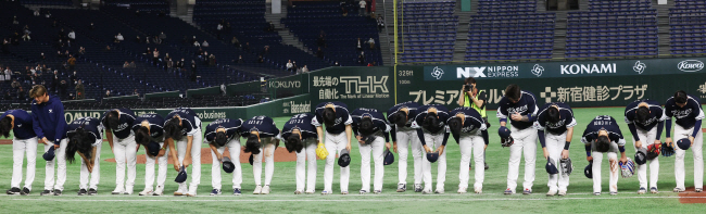 야구대표팀 선수들이 13일 일본 도쿄돔에서 열린 중국과의 2023 WBC 1라운드 B조 4차전을 마친 뒤 관중석을 향해 고개 숙여 인사하고 있다. 대표팀은 1라운드에서 2승 2패, 조 3위에 머물러 8강 진출에 실패했다.  연합뉴스