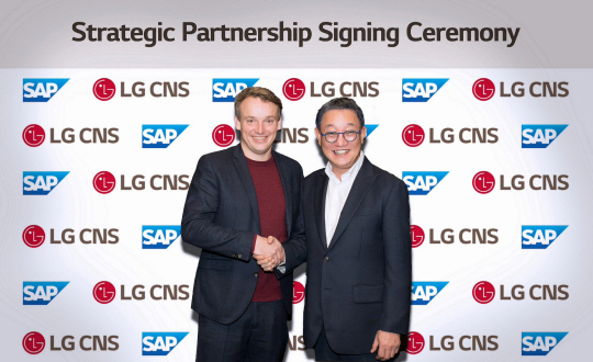 현신균(오른쪽) LG CNS 대표와 크리스찬 클라인Christian Klein) SAP CEO가 전략적 파트너십 양해각서 체결 후 기념촬영을 하고 있다. LG CNS 제공