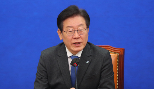 이재명 더불어민주당 대표가 14일 서울 영등포구 국회에서 열린 ‘2024 총선 공천제도TF 제1차 회의’에 참석해 발언하고 있다. 뉴시스