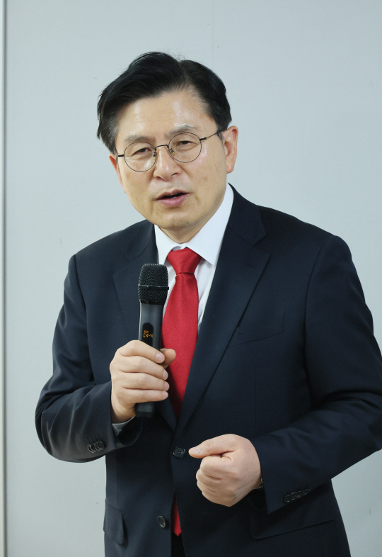 국민의힘 3·8 전당대회 당 대표 선거에 출마했던 황교안 전 미래통합당(국민의힘 전신) 대표가 10일 오후 서울 여의도 캠프에서 열린 해단식에서 발언하고 있다. 연합뉴스
