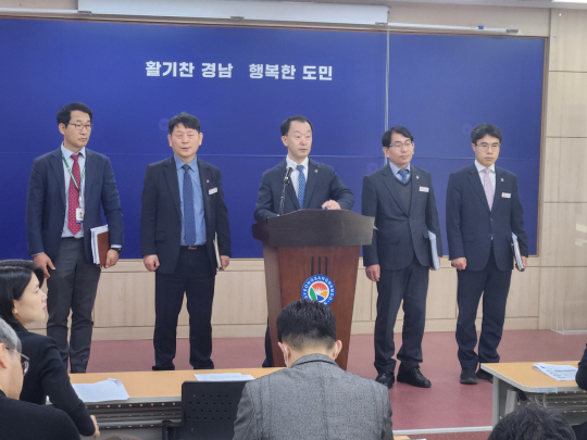 류명현 경남도 산업통상국장(가운데)이 14일 경남도청 브리핑룸에서 ‘경남도 수소산업 육성 계획’을 설명하고 있다. 박영수 기자