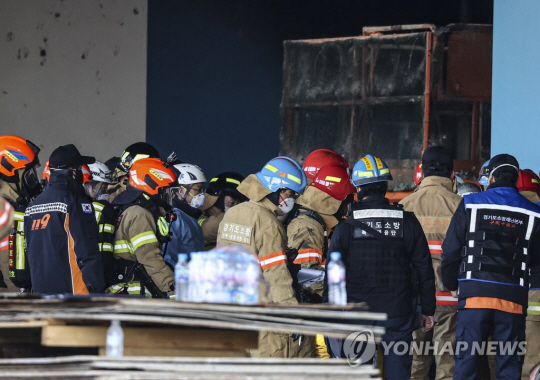 국립묘지법 개정으로 사망 시기에 관계없이 순직 경찰관 소방공무원의 현충원 안장이 가능해졌다. 사진은 지난해 1월6일 경기도 평택시의 한 신축 공사장 화재 현장에서 소방관들이 실종됐던 소방관 이송을 지켜보는 모습.연합뉴스