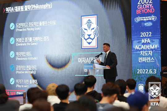 지난해 열린 KFA 지도자 콘퍼런스에 참석한 콜린 벨 여자대표팀 감독. 대한축구협회 제공