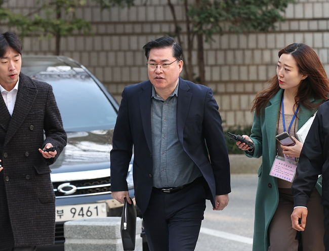 유동규 전 성남도시개발공사 본부장이 14일 서울중앙지방법원에서 열린 정치자금법 위반, 뇌물수수 의혹 3차 공판에 출석하고 있다. 뉴시스