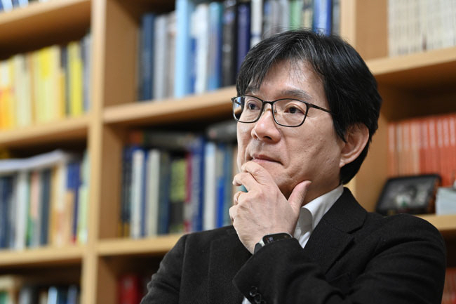 황윤재 서울대 경제학부 석좌교수가 지난 2월 23일 서울 관악구 신림동 서울대 사회과학관 6층 연구실에서 인터뷰를 진행하는 도중 한국경제 전망을 묻는 말에 답하기에 앞서 잠시 생각에 잠겨 있다. 박윤슬 기자