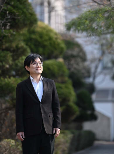 황윤재 서울대 경제학부 석좌교수가 지난 2월 23일 서울 관악구 신림동 서울대 사회과학관 교정을 걸으며 문화일보와의 인터뷰 도중 모교 건물을 잠시 바라보고 있다. 박윤슬 기자