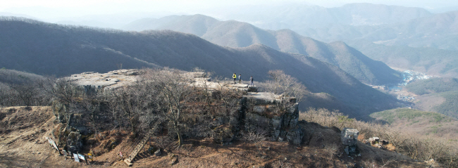 바위로 지은 거대한 테이블처럼 생긴 가산바위. 능선에 우뚝 솟아 산성 성벽의 일부가 된 가산바위는 대구 시내와 낙동강, 그리고 금오산과 유학산의 거대한 산줄기를 조망하는 훌륭한 전망대다.