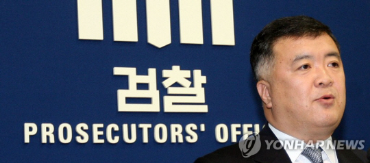 지난 2009년 ‘박연차 게이트’ 수사 결과를 발표하는 이인규 당시 대검찰청 중앙수사부장. 연합뉴스